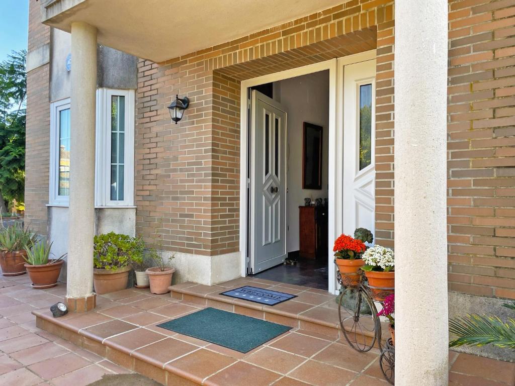 The facade or entrance of Villa Moreno - Ole Solutions