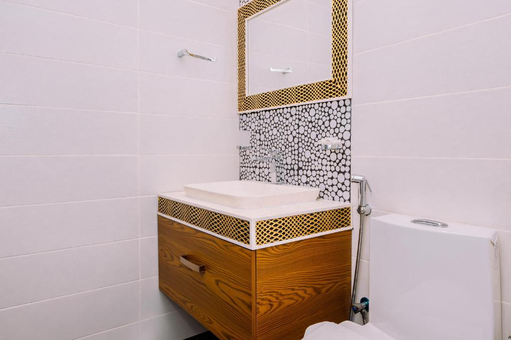 Koupelna v ubytování WelHome - Opulent Retreat With Panoramic Cityscape Views
