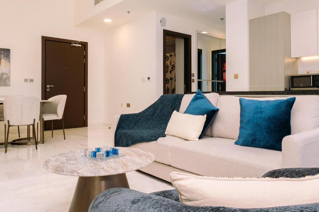 Posezení v ubytování WelHome - Opulent Retreat With Panoramic Cityscape Views