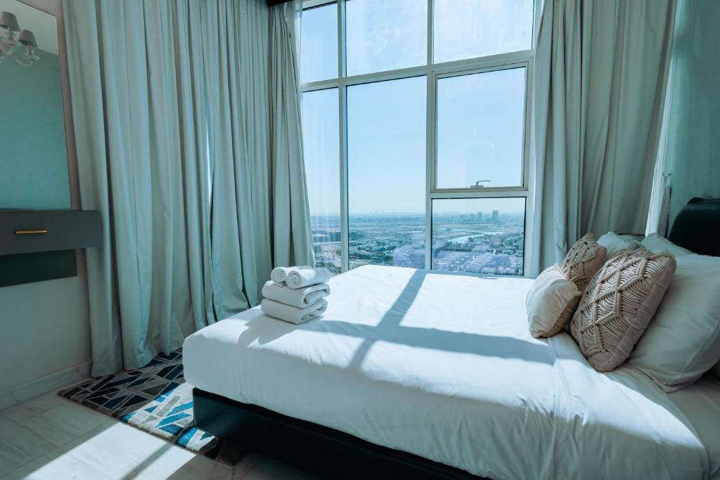 Postel nebo postele na pokoji v ubytování WelHome - Opulent Retreat With Panoramic Cityscape Views