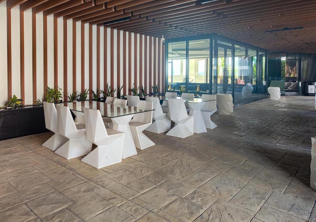 Restaurace v ubytování WelHome - Opulent Retreat With Panoramic Cityscape Views