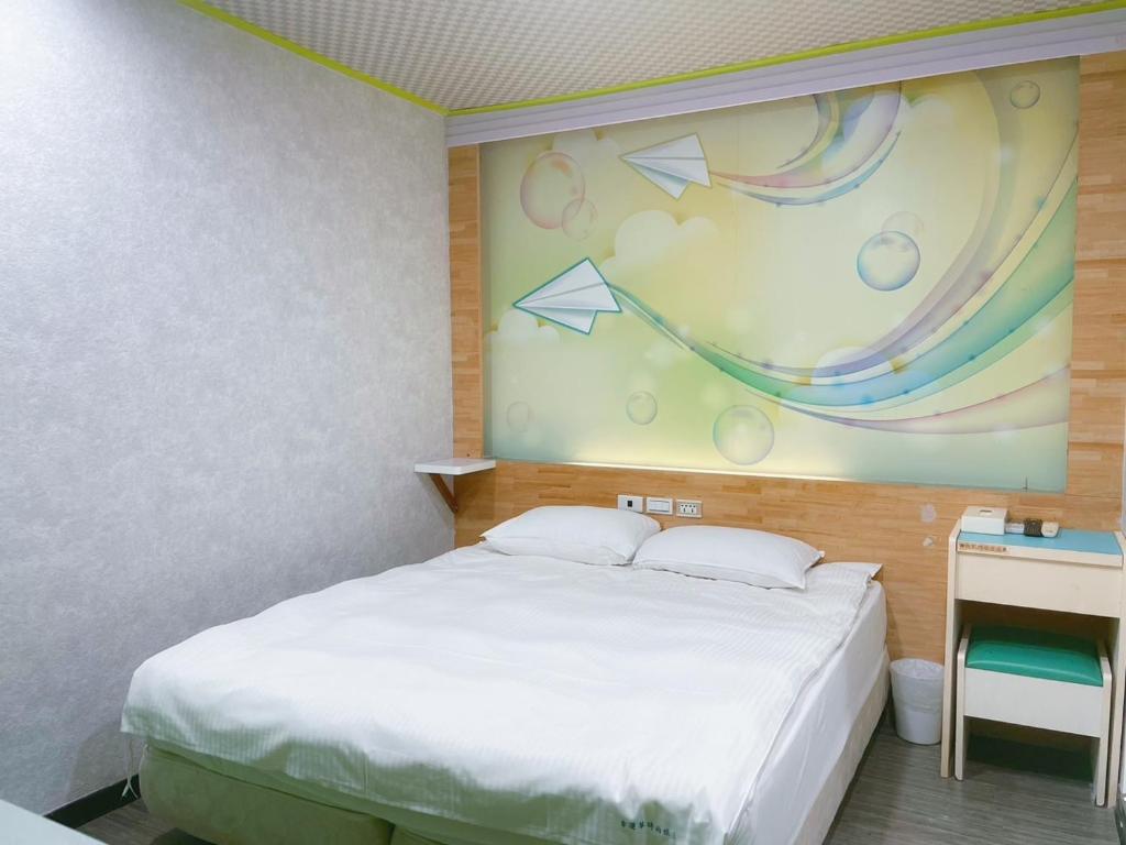 Postel nebo postele na pokoji v ubytování Clover house-自助式無人旅店