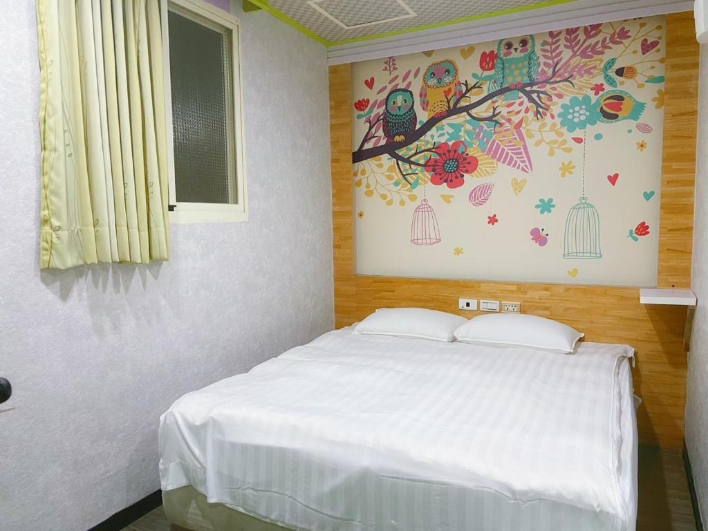 Postel nebo postele na pokoji v ubytování Clover house-自助式無人旅店