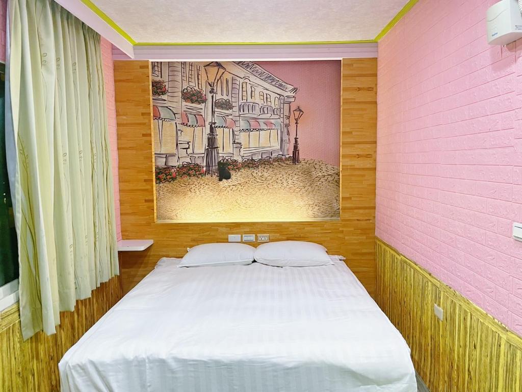 Postel nebo postele na pokoji v ubytování Clover house-自助式無人旅店