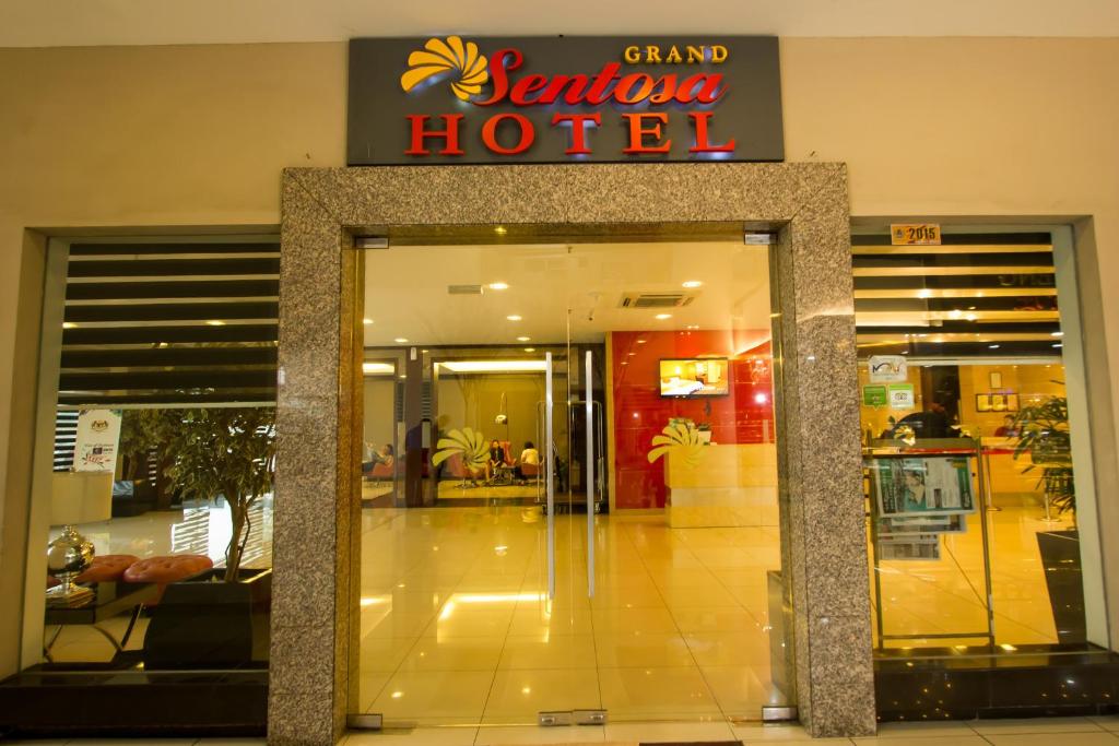 un ingresso dell'hotel con un cartello per un hotel di Grand Sentosa Hotel a Johor Bahru