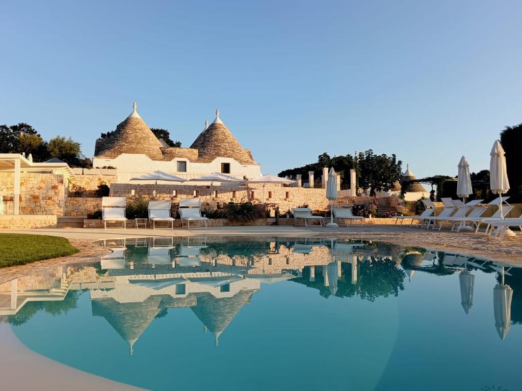 Bazén v ubytování Borgofreddo Luxury Suite nebo v jeho okolí