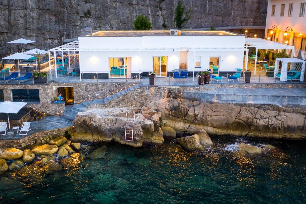 Beachfront Villa with Pool & Sea Access