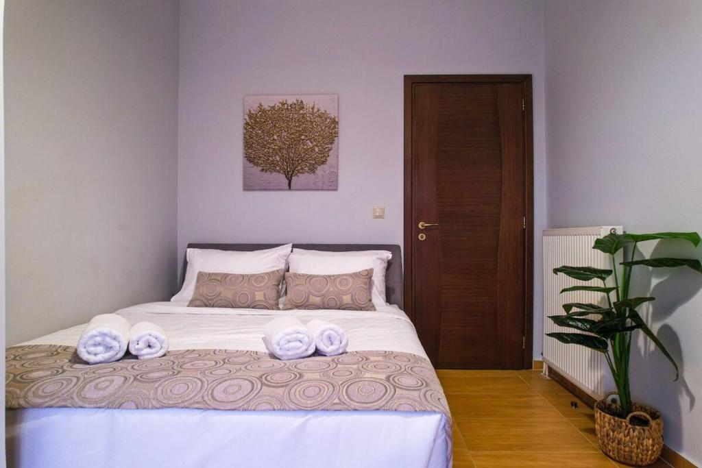 a bedroom with a bed with towels on it at Villa Aitheras with sea views and garden in Stérnai