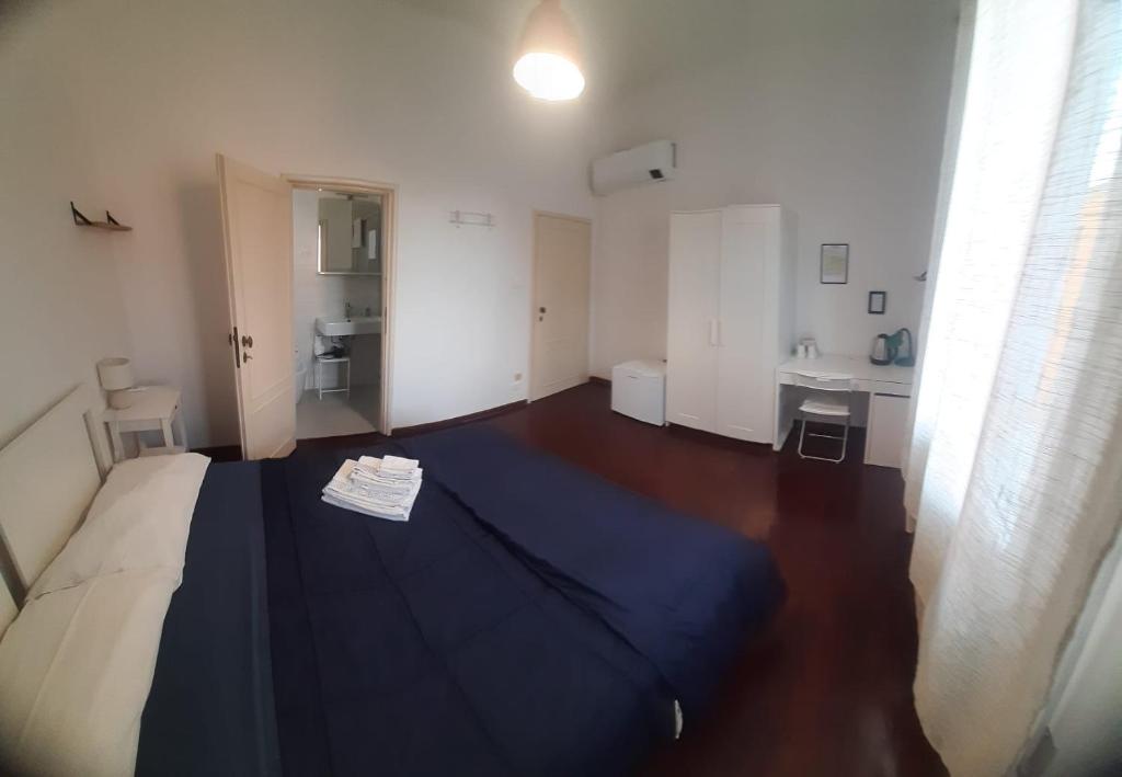 una camera con un letto e un lavandino di Center rooms Bartolini a Bologna