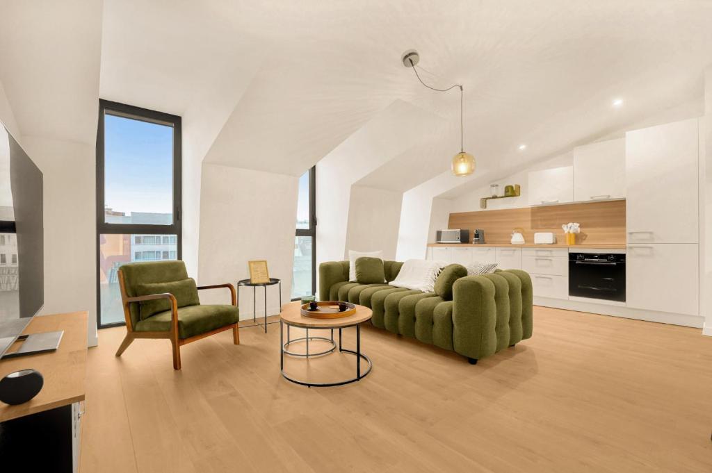 un salon avec un canapé et deux chaises dans l'établissement La Cité des Postiers - Joli duplex climatisé, à Toulouse