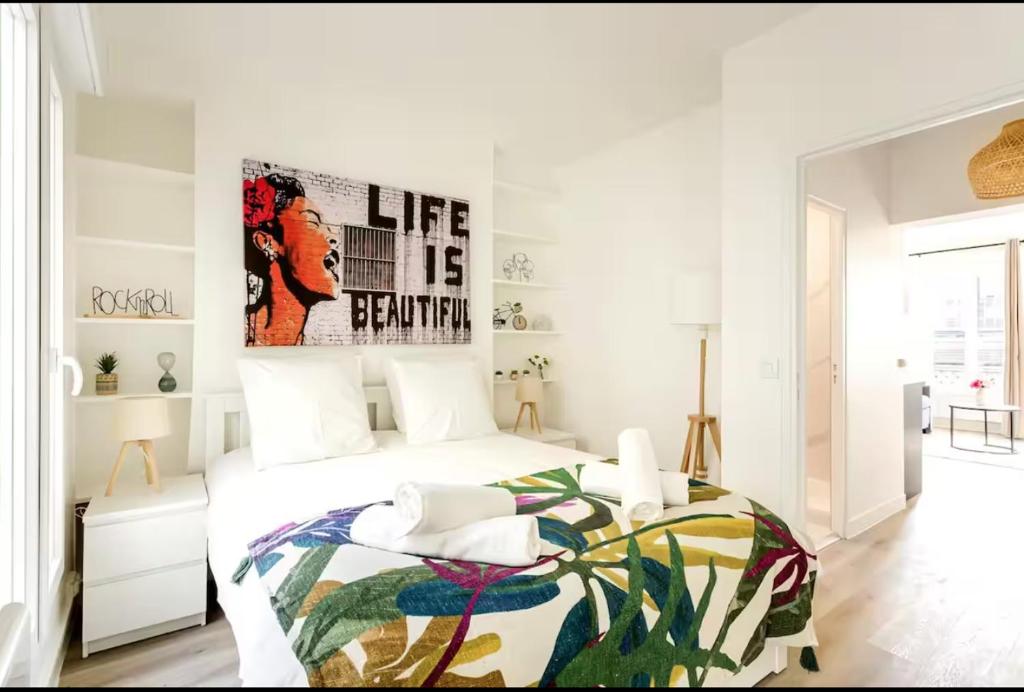 - une chambre avec un lit à baldaquin sur le mur dans l'établissement Magnifique appartement calme Paris Montparnasse, à Paris