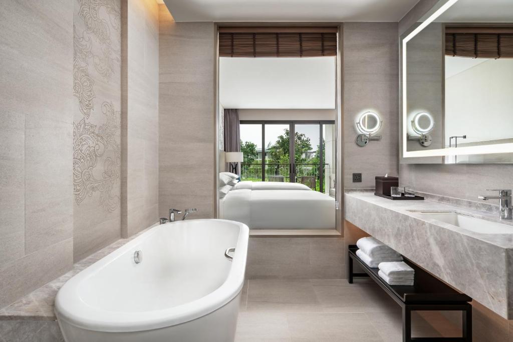 Koupelna v ubytování Khao Lak Marriott Beach Resort & Spa