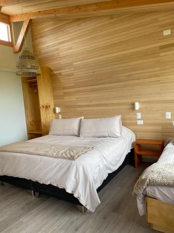 Postel nebo postele na pokoji v ubytování Ave Lodge Frutillar