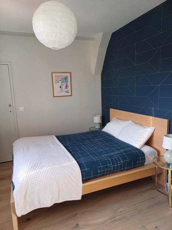 Postel nebo postele na pokoji v ubytování CHARMANT APPARTEMENT à 150 M des THERMES et du CENTRE VILLE