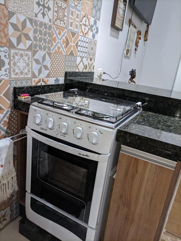 Dapur atau dapur kecil di Kitnet Aconchego com ar condicionado
