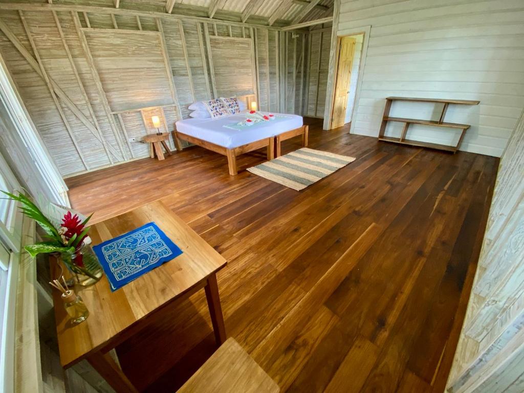 Una cama o camas en una habitación de Bird Island Bungalows
