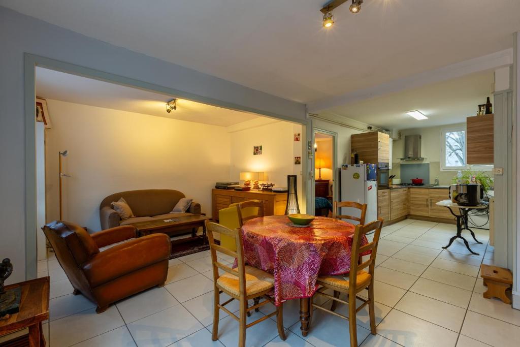 une cuisine et un salon avec une table et des chaises dans l'établissement L'Harmonie de Bourges - Charmant appt plein centre, à Bourges