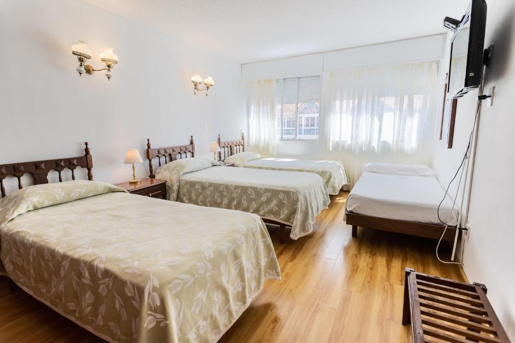Postel nebo postele na pokoji v ubytování Hotel Alhambra