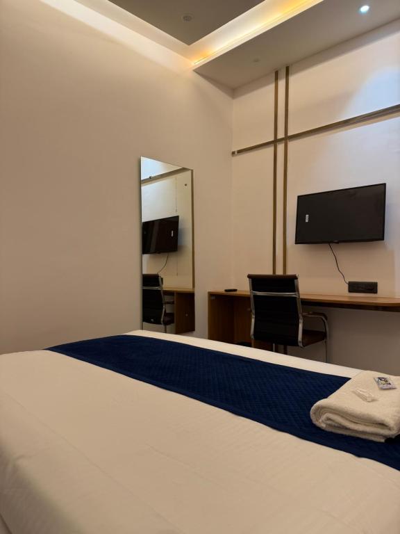 TV a/nebo společenská místnost v ubytování Hotel Taj Way by Jyoti Villa