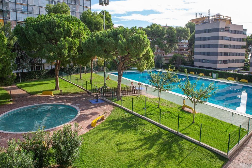 an overhead view of a swimming pool with trees and grass at Apartamento en Benicasim playa in Benicàssim