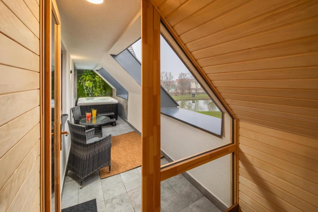 Televízia a/alebo spoločenská miestnosť v ubytovaní Sziget Hotel