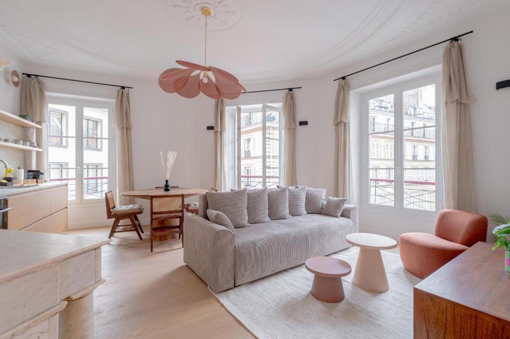 un salon avec un canapé et une table dans l'établissement Amazing flat - center of paris, à Paris