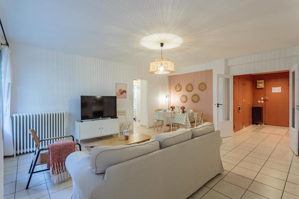 un salon avec un canapé et une table dans l'établissement Appartement Moussempès - Welkeys, à Biarritz