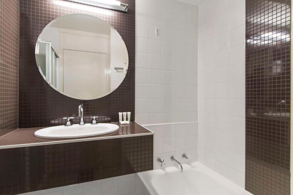 Koupelna v ubytování Metro Hotel Perth