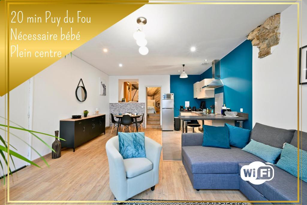 un salon avec un canapé et une cuisine dans l'établissement La Parenthèse Choletaise - Sérénité en Centre-Ville, à Cholet