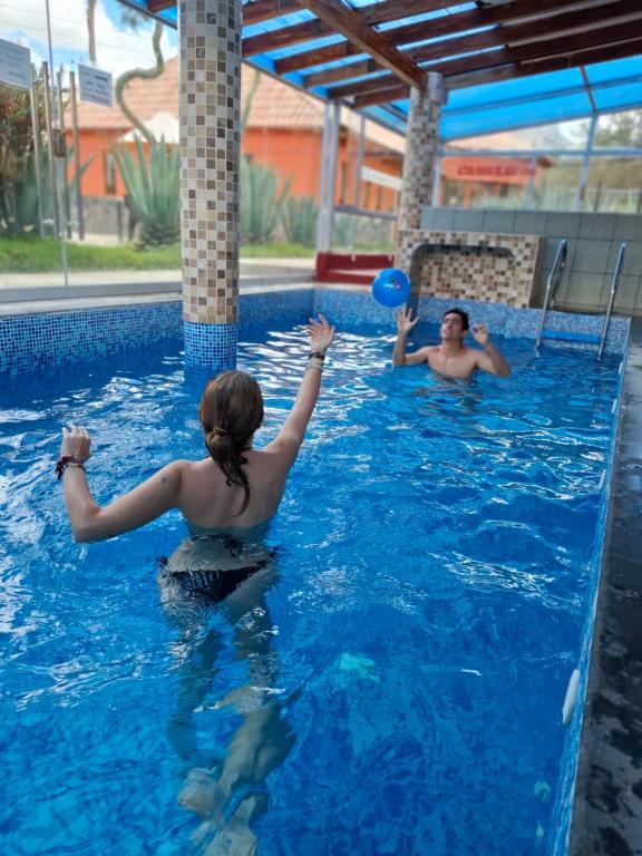 due persone che giocano con una palla in piscina di Tradicion Colca a Yanque