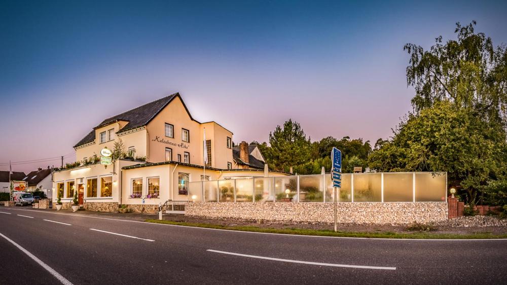 un edificio al lado de una carretera con un letrero de calle en Hotel Kalenborner Höhe, en Kalenborn