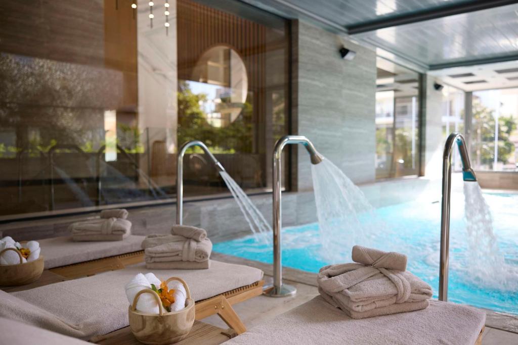 Bazén v ubytování Dusit Suites Hotel Athens nebo v jeho okolí