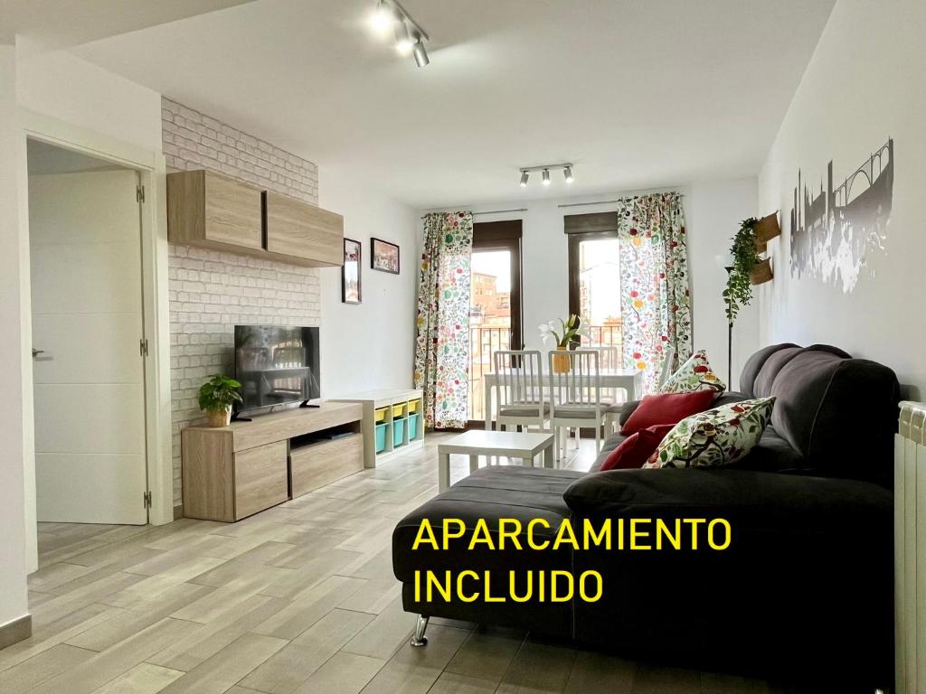 a living room with a couch and a kitchen at Puente de la Reina de Teruel in Teruel