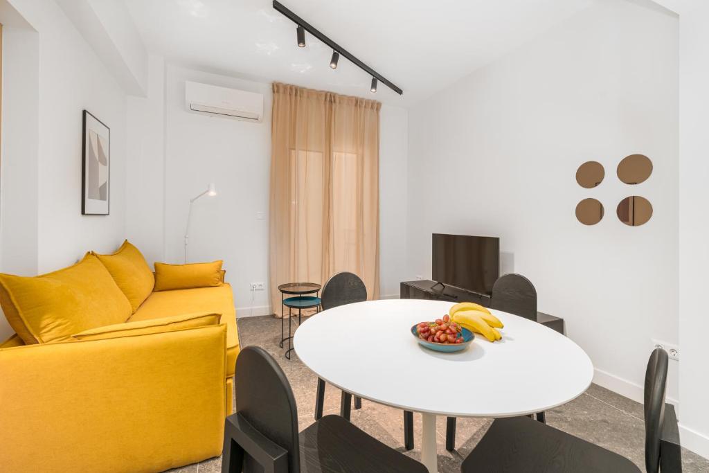 Posezení v ubytování Modern and Cozy Apartment with Elegant Décor