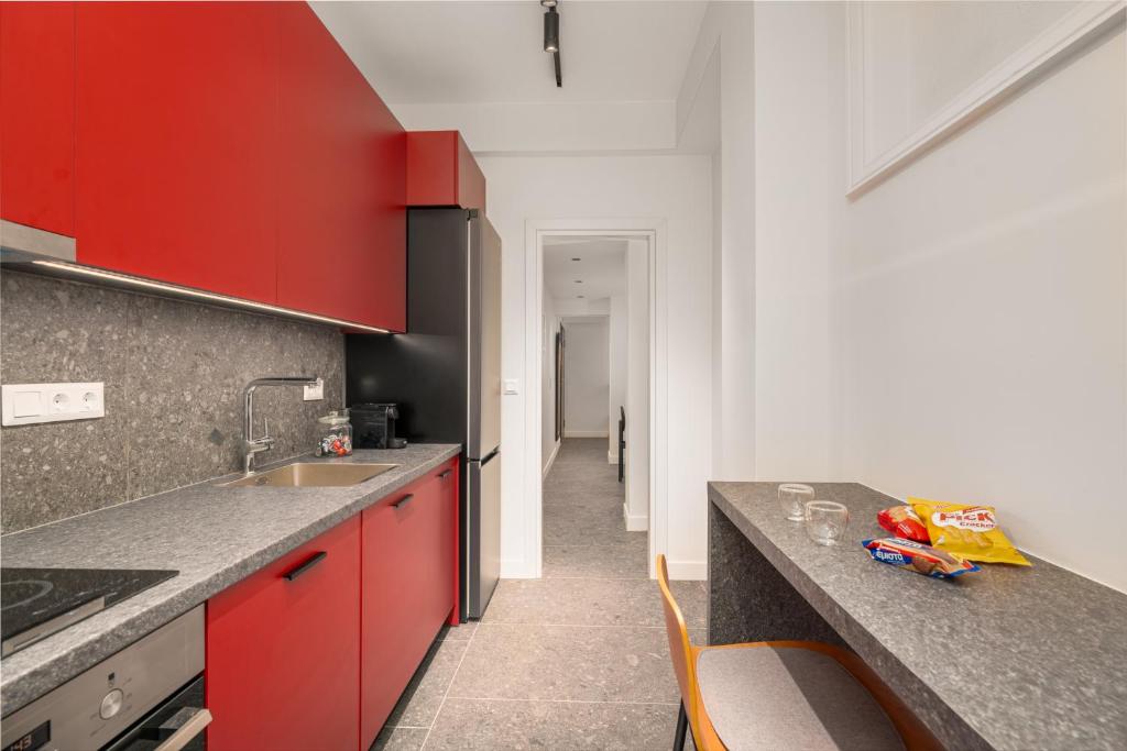 Kuchyň nebo kuchyňský kout v ubytování Modern and Cozy Apartment with Elegant Décor