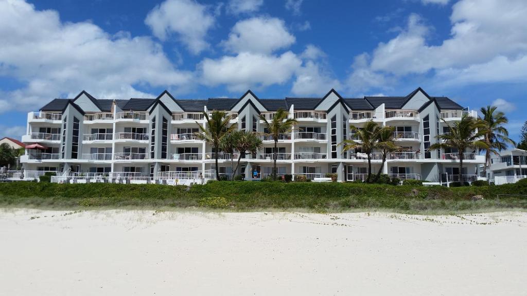 un gran edificio de apartamentos en la playa en Surfers Horizons, en Gold Coast