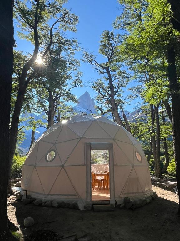 a tent in a forest with a mountain in the background at FITZ CAMP - Glamping agreste - Base Cerro Fitz Roy in El Chalten