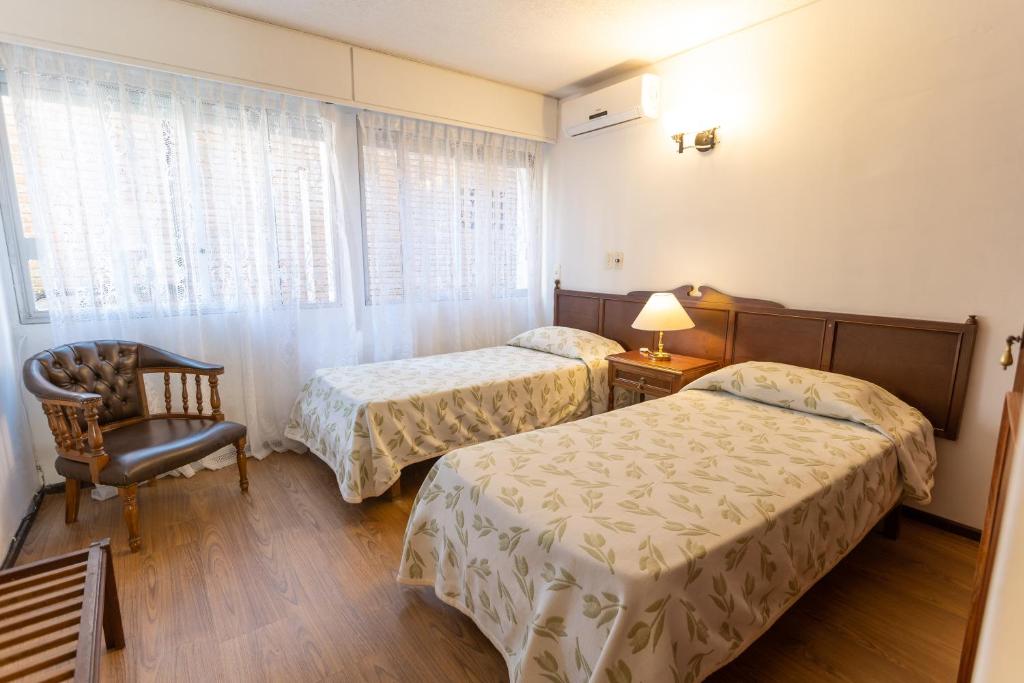 Postel nebo postele na pokoji v ubytování Hotel Alhambra