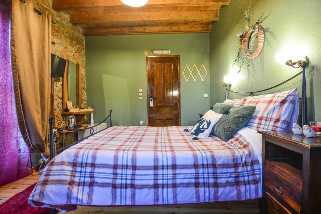 A bed or beds in a room at Petrino Lodge