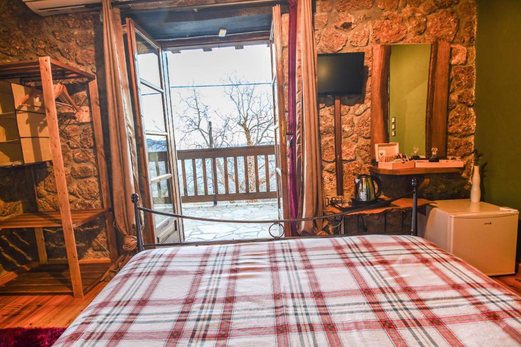 A bed or beds in a room at Petrino Lodge