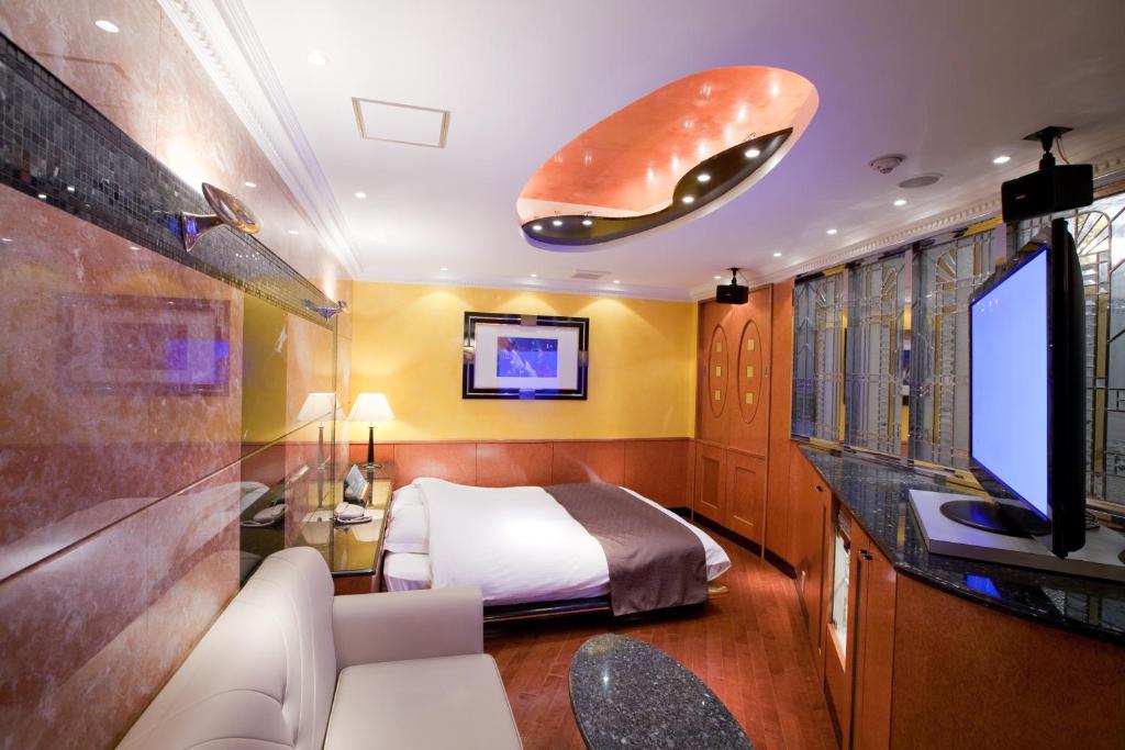 TV a/nebo společenská místnost v ubytování HOTEL & SPA J-MEX Shinjuku Kabukicho (Adult Only)