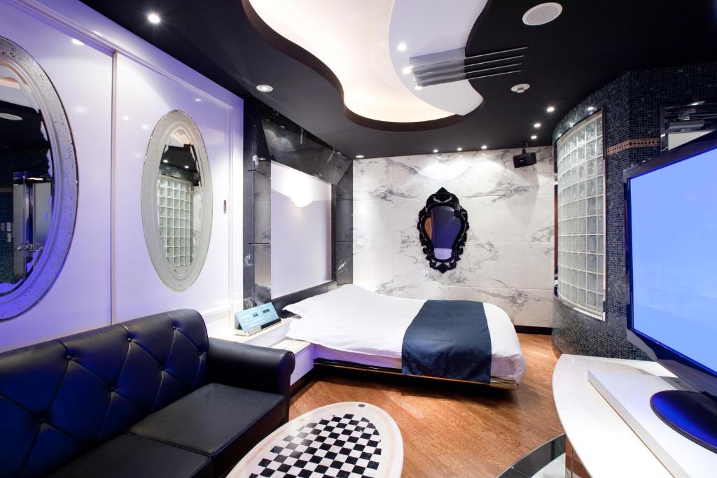 TV a/nebo společenská místnost v ubytování HOTEL & SPA J-MEX Shinjuku Kabukicho (Adult Only)