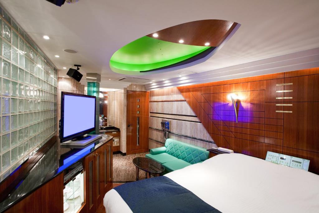 TV a/nebo společenská místnost v ubytování HOTEL & SPA J-MEX Shinjuku Kabukicho (Adult Only)