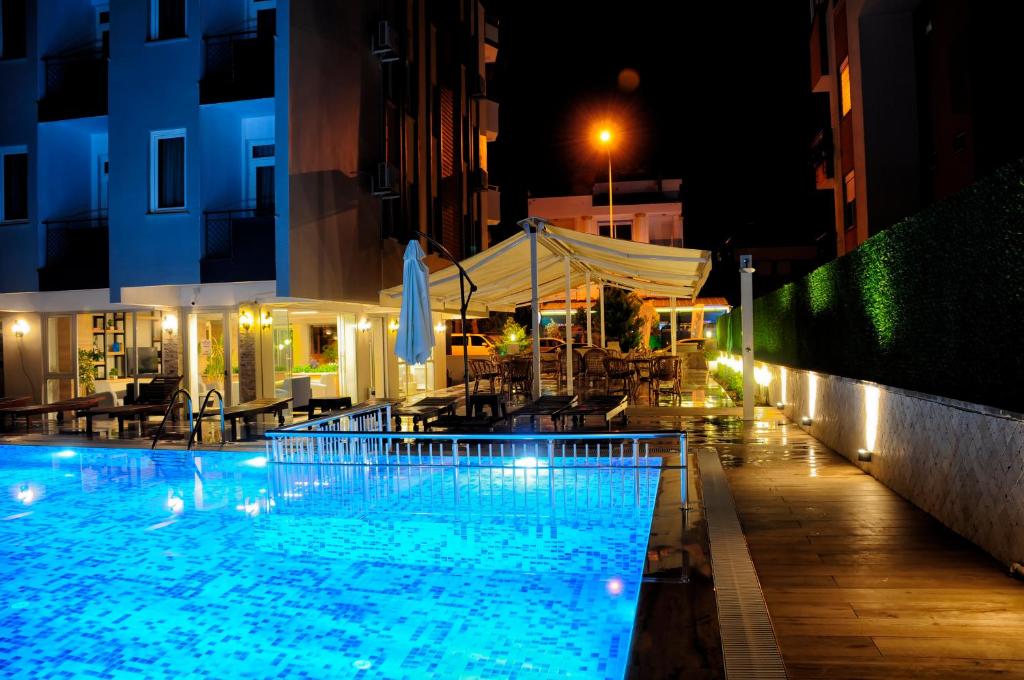Bazén v ubytování Afsin Hotel nebo v jeho okolí