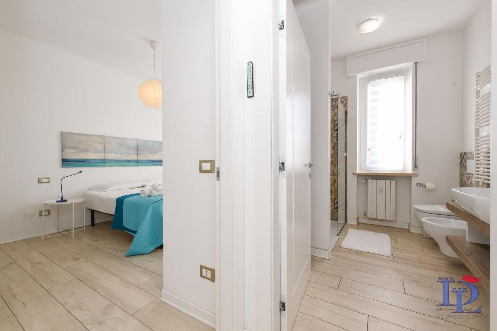 Posteľ alebo postele v izbe v ubytovaní DesenzanoLoft Official Partner MARRIOTT Homes & Villas - Window of Lake Family Apartment with Parking Spot