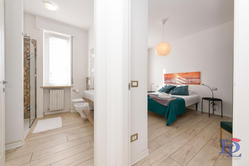 Posteľ alebo postele v izbe v ubytovaní DesenzanoLoft Official Partner MARRIOTT Homes & Villas - Window of Lake Family Apartment with Parking Spot