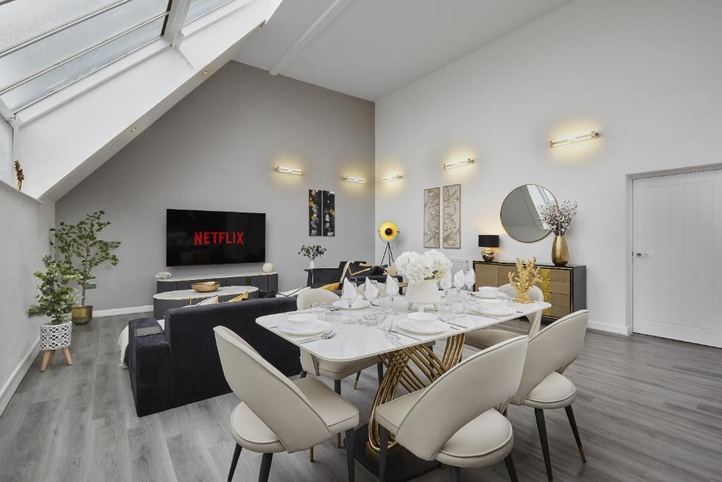 Телевизор и/или развлекательный центр в Hayy Luxury Homes Near Bradford City Centre