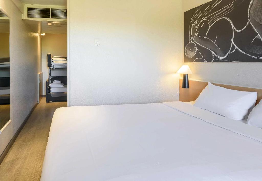 Postel nebo postele na pokoji v ubytování B&B HOTEL Toulouse Université