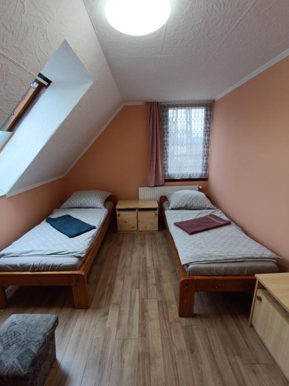 Postel nebo postele na pokoji v ubytování Kettős Csárda Szálláshely Bocfölde