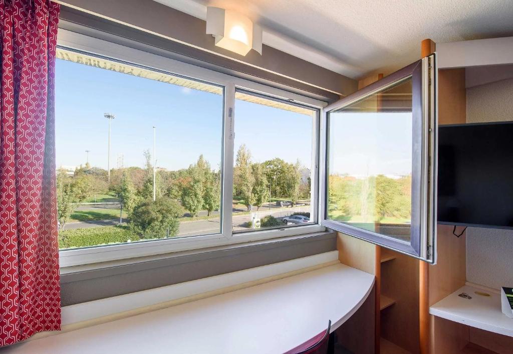 TV a/nebo společenská místnost v ubytování B&B HOTEL Toulouse Université